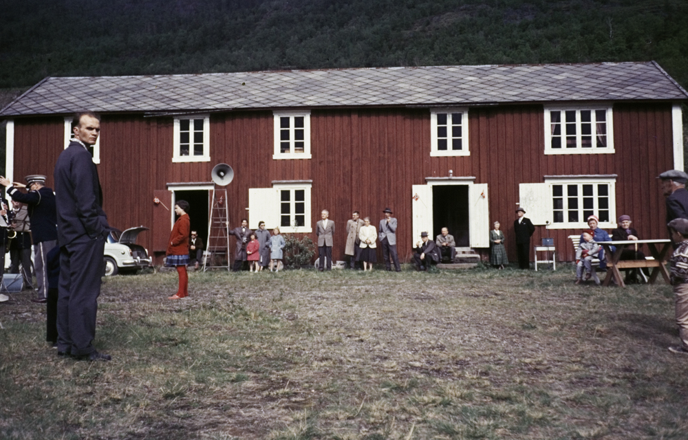 På bygdetunet i  Mosjøen 17 Mai. Folk foran Perjordstua.