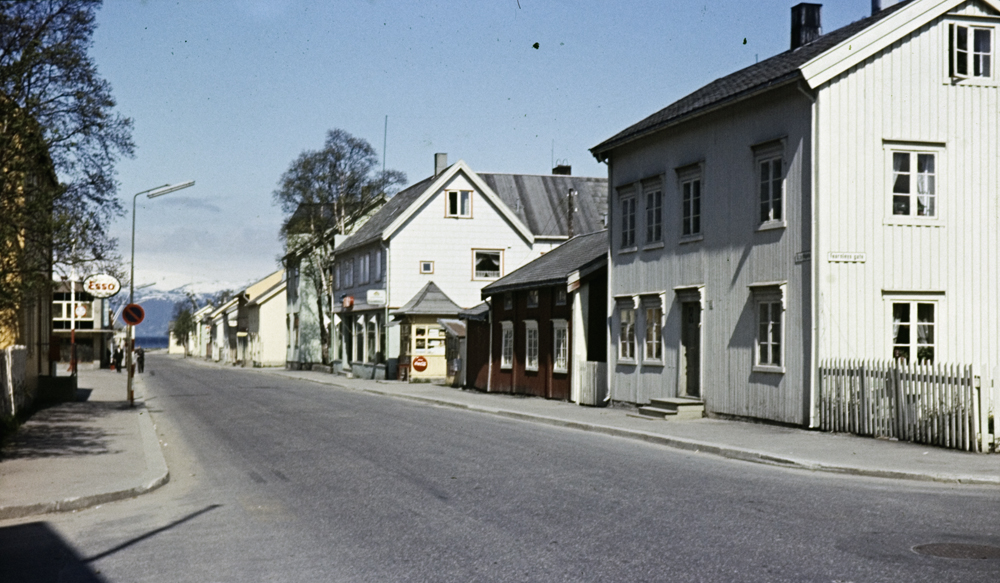 Fra krysset Fearnleysgate nedover Strandgata. Fra høyre ser vi Strandgata 32 (hvitt hus), Skul Svendsenstua, Lydia kiosken, B.t.Lund og gammel Telegrafen (skjult av tre).
På venstre side ser vi såvidt veggen av Tollbua (Strandgata nr. 25)