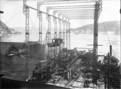 Båtbygging. Trosvik i Brevik, mot Frier. To båter i dokk. 
B