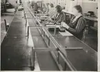 Ammunitionsfabriken i Karlsborg 1920-tal. Laboratoriet, där ett tändrör tillverkas på 50 sekunder.