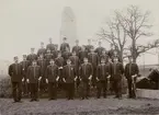 Grupporträtt av Svea livgardes officerskår i Gustav Adolfsparken.