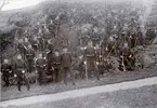 Grupporträtt av officerare och soldater vid Svea livgarde I 1 på Norra djurgården, Ladugårdgärdet 1900.