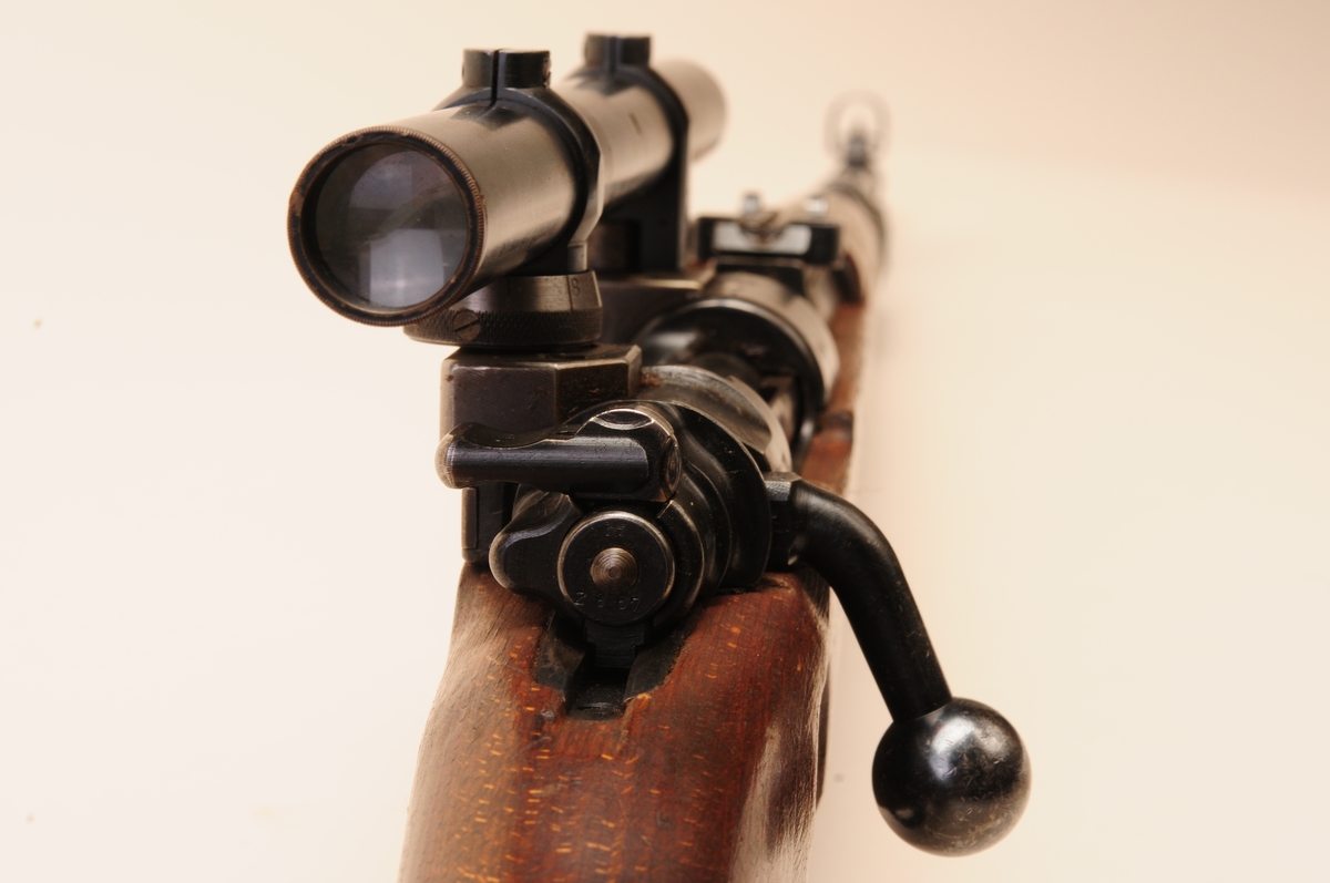 Tysk Mauser K98k påmontert noskinnkjøpt Viogtländerkikkert. Kikkerten er en av de 1000 som ble kjøpt inn til de 1000 kikkertsiktegeværene som ble laget av Krag-Jørgensengeværet.