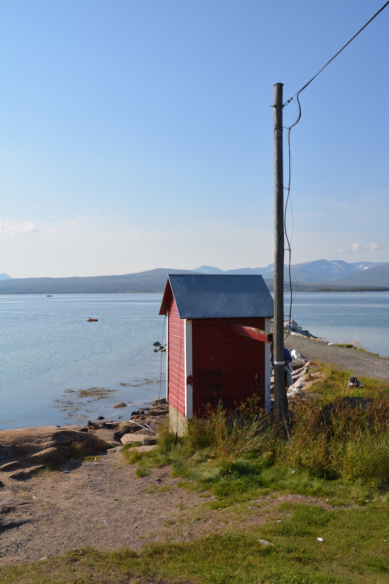 I Telegrafbukta, ved strandkanten i det populære utfartsområdet sør på Tromsøya, står en liten rødmalt trebygning. Huset ble benyttet til inntak for sjøkabler.
I 1869 kom kabelen fra Tisnes til Lanes på Tromsøya.  Denne kabelen var det ofte brudd på. Derfor ble det lagt en ny kabel i 1894 fra Tisnes til dette sjøkabelhuset i Telegrafbukta.