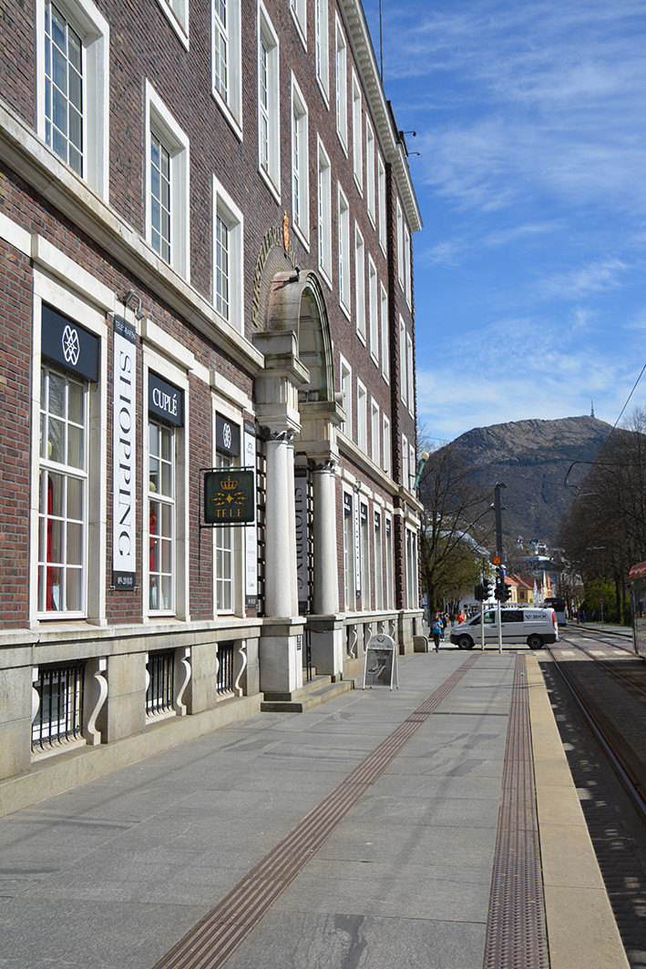 Bergen telegrafbygning er tegnet av arkitektene Berner og Kielland. Det er brukt klinkerbrent teglstein med hvite marmordetaljeringer. Hovedfasaden mot parken er intakt, og har fremdeles originale symboler, vindusgitter og veggfaste utelamper (1997).