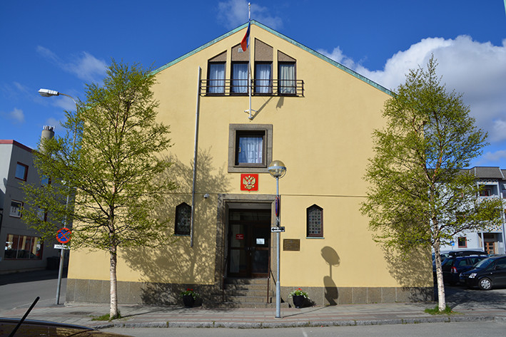 Kirkenes telegrafbygning er et av landets best bevarte kontorbygg fra ettekrigstiden. Bygningen er typisk for gjenreisningen etter krigen og fremstår som et prakteksempel på sin tids moderne arkitektur. Bygningen er  (1997) bortimot identisk med slik den var da den stod ferdig i 1955. Bygningen ligger sentralt i byens sentrum sammen med rådhuset og posthuset. Tilsammen danner de tre et symmetrisk offentlig torv, en løsning som ikke var uvanlig etter krigen, og utgjør et godt synlig samlingspunkt som er lett tilgjengelig for kommunens innbyggere. Også de spesialtegnede flaggstengene utenfor bygget er verneverdige.