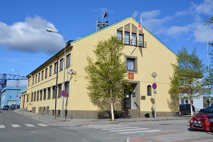 Kirkenes telegrafbygning er et av landets best bevarte kontorbygg fra ettekrigstiden. Bygningen er typisk for gjenreisningen etter krigen og fremstår som et prakteksempel på sin tids moderne arkitektur. Bygningen er  (1997) bortimot identisk med slik den var da den stod ferdig i 1955. Bygningen ligger sentralt i byens sentrum sammen med rådhuset og posthuset. Tilsammen danner de tre et symmetrisk offentlig torv, en løsning som ikke var uvanlig etter krigen, og utgjør et godt synlig samlingspunkt som er lett tilgjengelig for kommunens innbyggere. Også de spesialtegnede flaggstengene utenfor bygget er verneverdige.