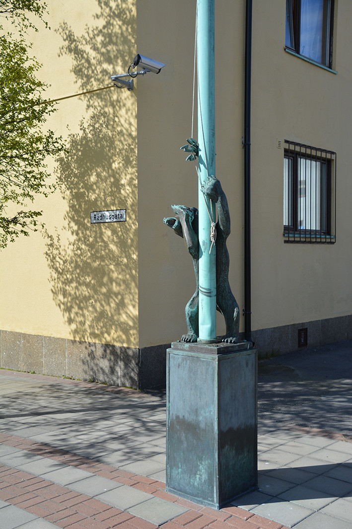 Kirkenes telegrafbygning er et av landets best bevarte kontorbygg fra ettekrigstiden. Bygningen er typisk for gjenreisningen etter krigen og fremstår som et prakteksempel på sin tids moderne arkitektur. Bygningen er  (1997) bortimot identisk med slik den var da den stod ferdig i 1955. Bygningen ligger sentralt i byens sentrum sammen med rådhuset og posthuset. Tilsammen danner de tre et symmetrisk offentlig torv, en løsning som ikke var uvanlig etter krigen, og utgjør et godt synlig samlingspunkt som er lett tilgjengelig for kommunens innbyggere. Også de spesialtegnede flaggstengene utenfor bygget er verneverdige.