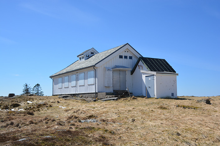 Rundemanen, Bergen. Stasjonsbygningen, i tillempet nasjonalromatisk stil, er bygd i tre uten kjeller. Den inneholdt foruten ekspedisjonsrom og senderrom, et kontorrom, et lite batterirom samt veranda. Senderen var i 1912 en gnistsender på 5 kW fra Telefunken. Den hadde en rekkevidde på 350 nautiske mil og ble erstattet med en 4,5 kW «Rævsender», den første i Europa i 1922.   

Etter at Stortinget bevilget 80.000 kroner til bygging av Bergen radio 4. mai 1911, kunne stasjonen offisielt åpnes 1. september 1912. Anlegget bestod av en radiostasjon med stasjonsbygning, funksjonærbolig og transformatorhus og lå på på toppen av Rundemanen, 560 mo.h. Rundemanen var utenfor rekkevidde av fiendtlige krigsskip, men innenfor beskyttelse av Kvarven Festning. 
 Den hadde en rekkevidde på 350 nautiske mil 
Transformatorkiosken var bygd i «Ålesundsmur» tekket med kobber og er i dag revet. Et eget maskinhus med aggregat kom i 1917, oppført i tre i en etasje uten kjeller. Maskinhuset med komplett verksted og aggregat er bevart, sammen med blant annet verktøy. 
Linjemannsboligen, bygd i 1919-1920, ble revet i 1982. Bygget var oppført i stein i halvannen etasje pluss kjeller og inneholdt en familieleilighet samt diverse soverom og lager. Også messebygningen, eller funksjonærboligen, ble revet i 1982. Bygget var fra 1912, oppført i tre, i 1 1/2 etasje med kjeller. Husets første etasje inneholdt bestyrerleilighet og messe mens annen etasje var innredet med hybler. Det var badekar i kjelleren. Drikkevannet ble hentet via pumpe fra et inngjerdet tjern. Kloakken gikk ut i terrenget. Samtlige hus hadde elektrisk lys. Alle bygninger unntatt transformatorkiosken var tekket med skifer. 
I 1927 fikk stasjonen skipsradiotjeneste på kortbølge. Tjenesten ble flyttet til Rogaland radio i begynnelsen av1960- årene, mens Bergen radio holdt frem som kystradiostasjon på mellombølgen. 
I 1930 ble ekspedisjonen flyttet til Fyllingsdalen, mens stasjonen på Rundemanen fortsatte som senderstasjon. Ekspedisjonen ble like etter annen verdenskrig flyttet til Hellenesset. 
Stasjonen var bemannet frem til 1982. En del av utstyret er overført til Askøy-samlingen.