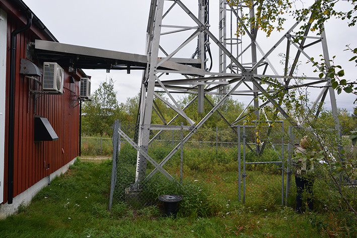 Kautokeino jernmast for radiolinjer. Masta representerer en type "Eiffeltårnmast", det vil si selvbærende uten bardunering, noe som forklarer at den kan stå midt i bebyggelsen i Kautokeino.