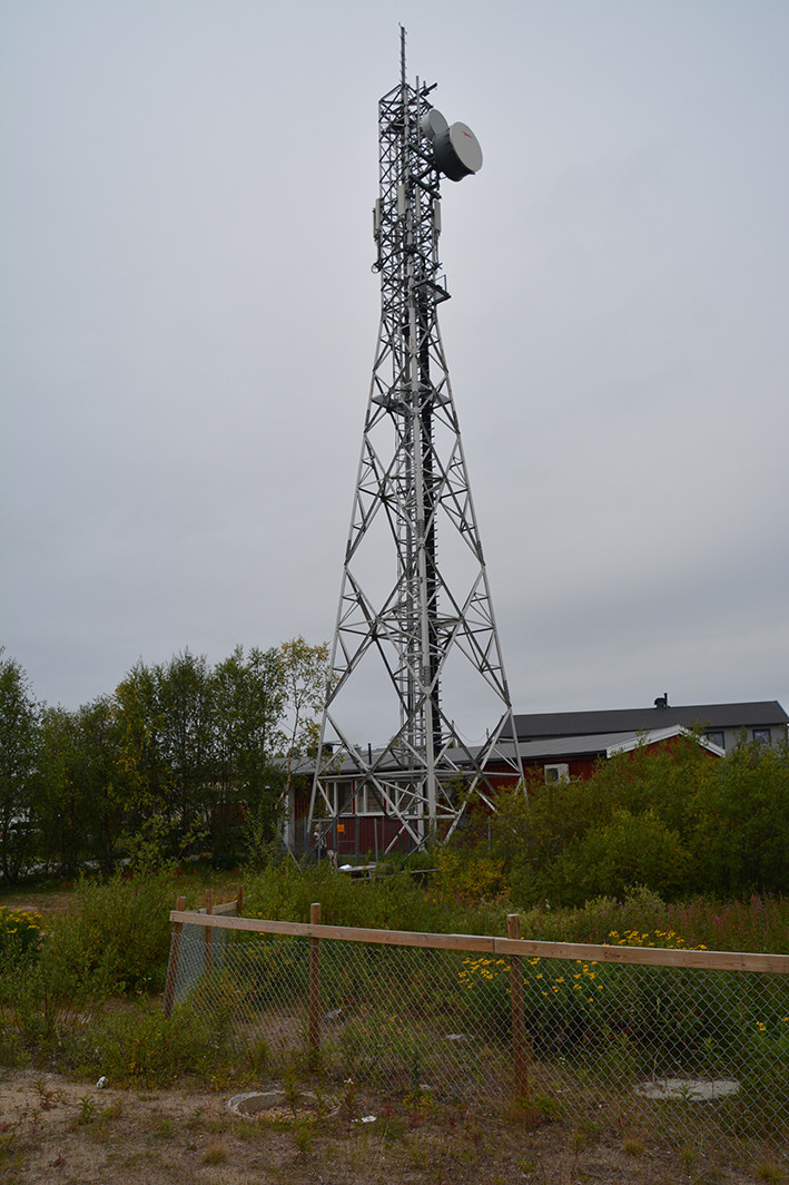 Kautokeino jernmast for radiolinjer. Masta representerer en type "Eiffeltårnmast", det vil si selvbærende uten bardunering, noe som forklarer at den kan stå midt i bebyggelsen i Kautokeino.