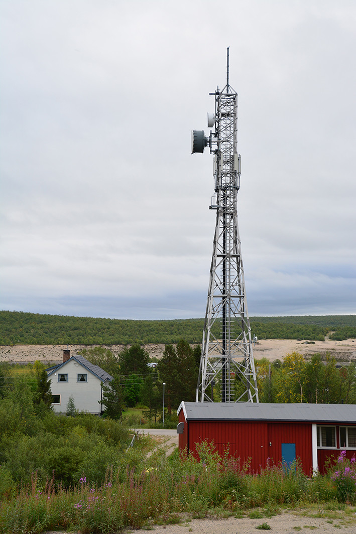 Kautokeino jernmast for radiolinjer. Masta representerer en type "Eiffeltårnmast", det vil si selvbærende uten bardunering, noe som forklarer at den kan stå midt i bebyggelsen i Kautokeino.