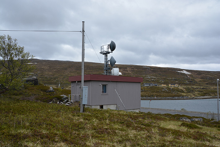 Litlefjord automatkiosk i Finnmark er i sin helhet oppført i tre. Innvendige vegger og tak er dekket med trefiberplater. Bygningen er av en standardtype med stående, smal bordkledning og kraftig takgesims av horisontale bord, og med svakt fall til den ene siden. Taket er tekket av papp og har ingen takrenner. Husets eneste vindu er i  oppholdsrommet. Oppholdsdelen er enkelt utstyrt med et tørrklosett til venstre ved inngangen. Kjøkken med kokeplater, og soverom med køyeseng er til høyre. Det er ikke innlagt vann. Det er strenge oppholdsregler for besøkende. Takhøyden i oppholdsdelen av huset er 2,45 m, mens takhøyden i tilbygget til sentralen er 3,1 meter. Utenfor inngansdøren er det en enkel trapp. Automatkiosken er fortsatt operativ (2017).