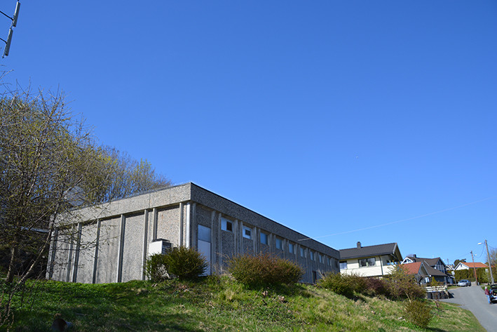 Jeløy automatiske telefonsentral i LN-hall oppført av prefabrikkerte betongelementer fra ingeniør P. A. Bakkejord AS.