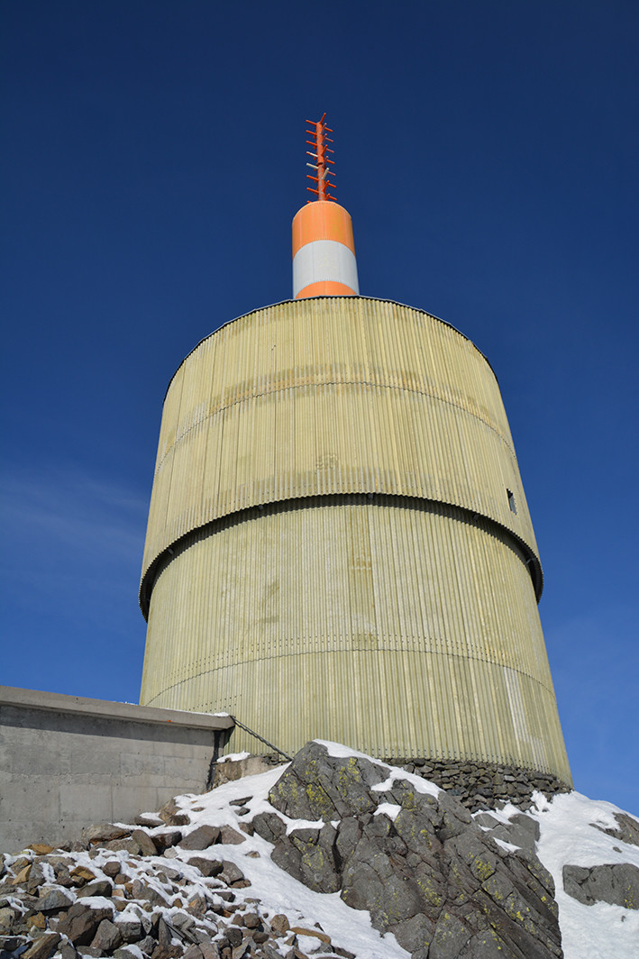 Tronfjell hovedsender i Alvdal, tårn i 5 etasjer samt antenneloft. Høyde medregnet masten på toppen er 49 meter. Pga isingsproblemer ble tårnet rundt 1970 kledd med plastplater. I 1970/71 ble det bygd en oppholdsseksjon og rom for aggregat. Oppholdsseksjonen består av kjøkken, stue to soverom, gang og bad. Det ble bygd tunnel mellom tårnet og den nye seksjonen, som er et flatbygg.