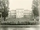 Grupporträtt av Göta livgarde I 2, 1930-tal, uppställda vid trappan på Linnégatan i Stockholm.