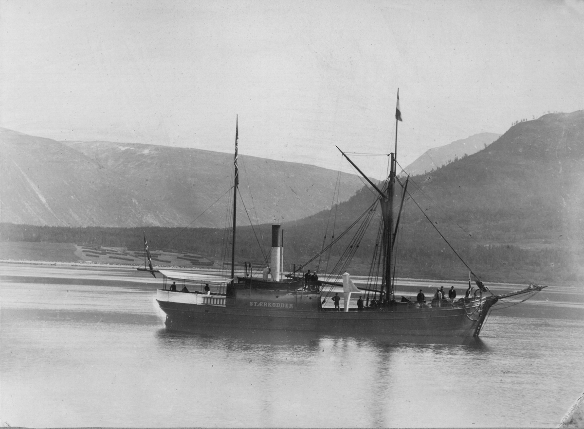 Bjergningsdamperen "Stærkodder" i fart langs land ved kyst eller i fjord.