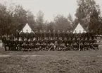 Grupporträtt av officerare och soldater vid Livregementets grenadjärer I 3 omkring 1900.