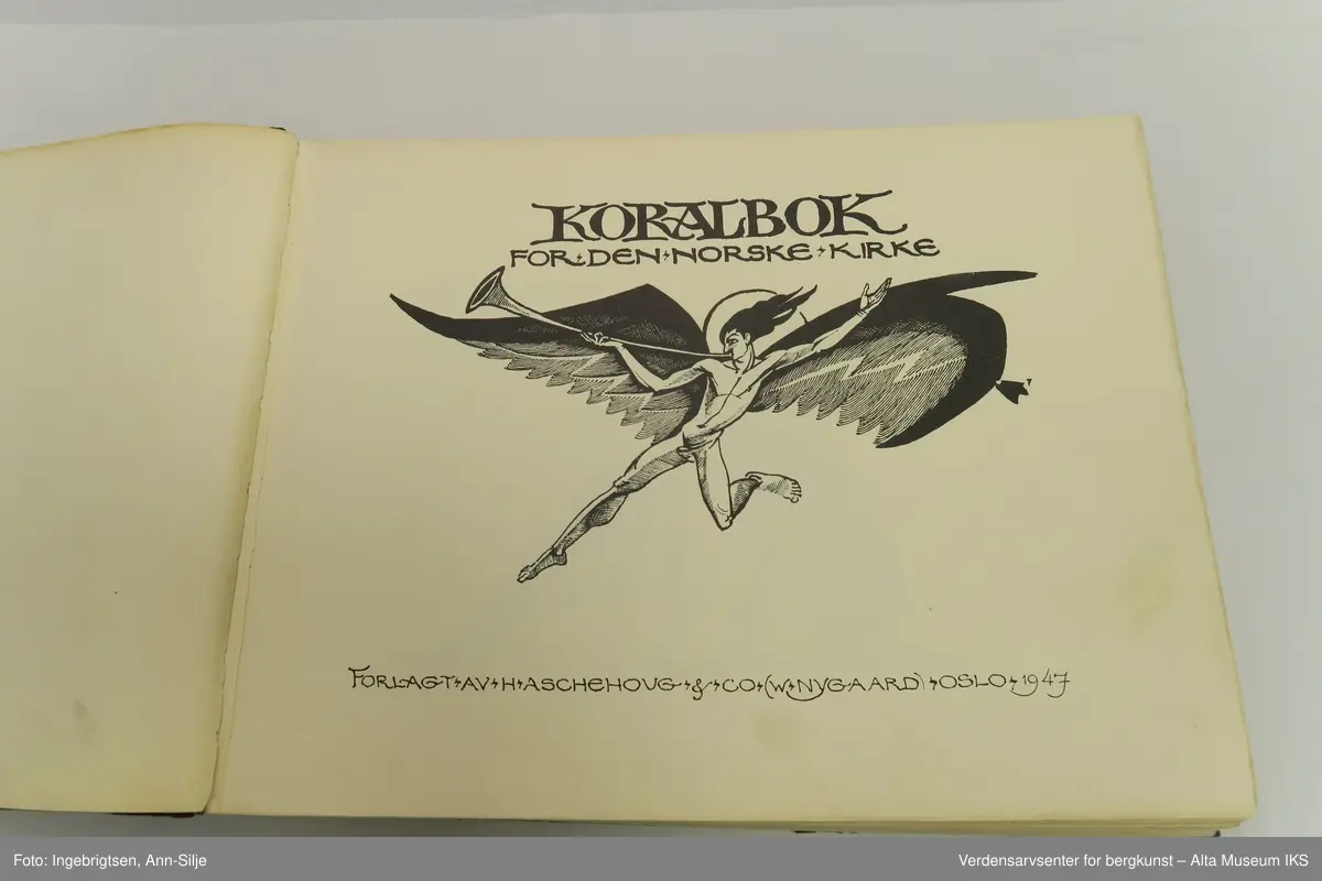 Form: Bok i tverrformat med religiøse motiver, vignetter etc.