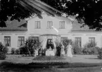 Karlsborg, Åsens gård omkr år 1900. Framför byggnaden fam Olof Olsson. Gåva av Ella Lindh, Skövde.