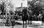 Luftvärnet. Ceremoni, prisutdelning av ryttare inför publik på fästningstorget, omkr år 1945.