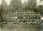 Grupporträtt av soldater och officerare vid Västmanlands regemente I 18 på Salbohed, 1920-tal.