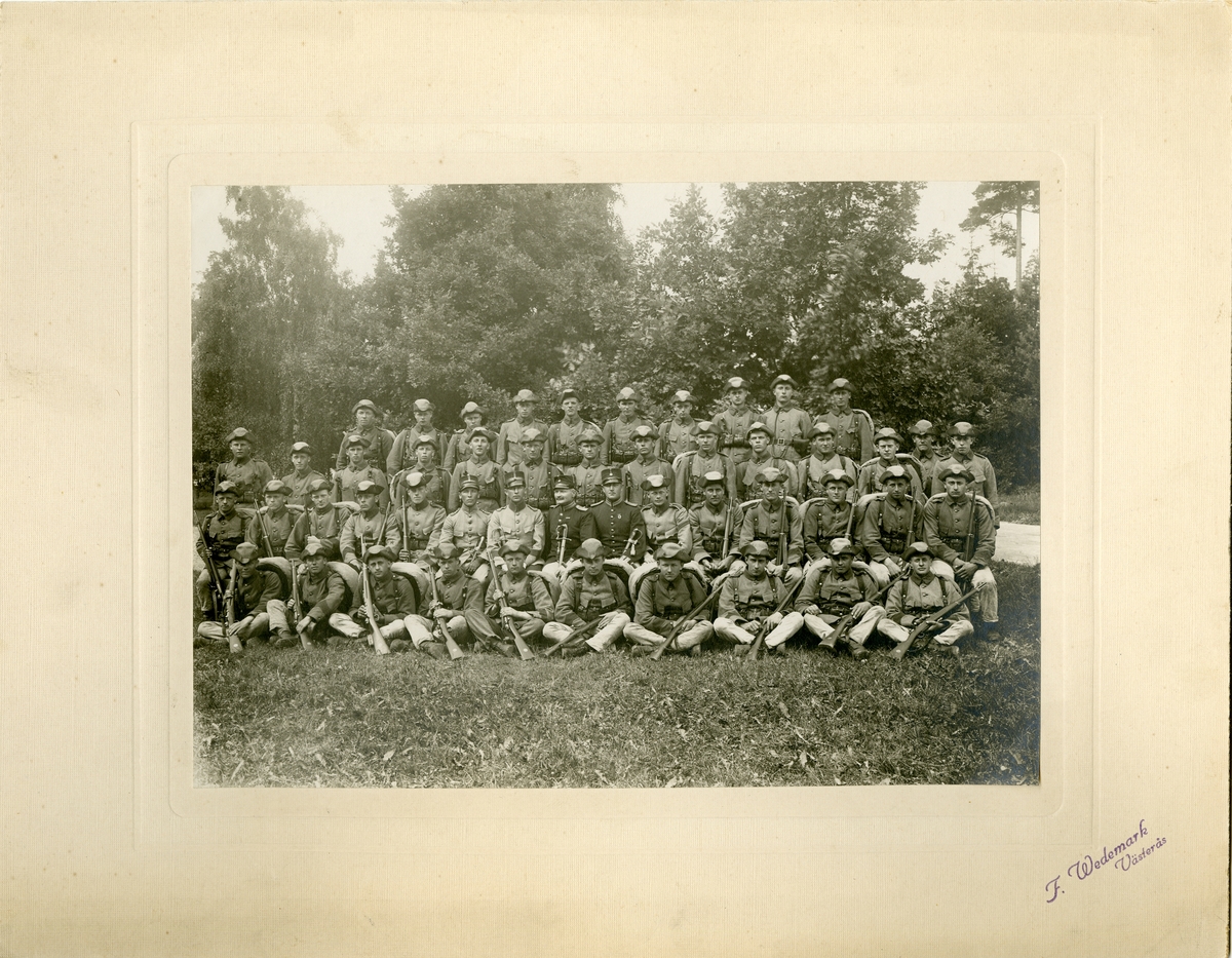 Grupporträtt av soldater och officerare vid Västmanlands regemente I 18 på Salbohed, 1920-tal.