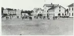 Karlsborg.  Infanterivolontärskolan , senare rekrytskolan för infanteriets officers-och reservofficersaspiranter. Mitten 1880-tal.Planteringar mellan kasernerna har gjorts.