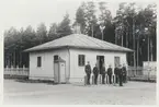 Karlsborg.  Infanterivolontärskolan , senare rekrytskolan för infanteriets officers-och reservofficersaspiranter. Mitten 1880-tal. Vaktmanskap. Vaktkuren flyttades senare närmare staketet.