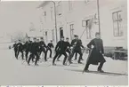 Karlsborg.  Infanterivolontärskolan , senare rekrytskolan för infanteriets officers-och reservofficersaspiranter. Mitten 1880-tal. Skidlöpare-kåren vid volontärskolan. Byggnaden till höger: Östra kasern.