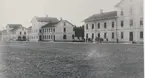 Karlsborg.  Infanterivolontärskolan , senare rekrytskolan för infanteriets officers-och reservofficersaspiranter. Mitten 1880-tal. Östra-mitten-och västra kasern.