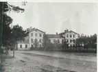 Karlsborg.  Infanterivolontärskolan , senare rekrytskolan för infanteriets officers-och reservofficersaspiranter.Befälsbyggnaden fick förlängning på husets gavlar 1887. Den ena skulle bli matsal, den andra rum för officerare.