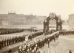 Hedersvakten från Svea livgarde I 1 i stor parad vid tyska kejsaren Wilhelm II:s besök i Stockholm 1895.