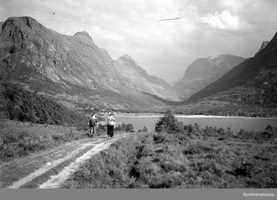 tur med sekk, 2 mann, fjell, vei. Datering er ukjent, men trolig omkring 1950 til 1960. Fra Nordmøre museums fotosamlinger, Myren-arkivet