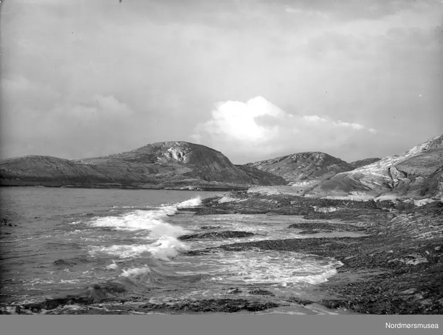 Havstien som går mellom Lillesanden og Klubba på Kirkelandet i Kristiansund er satt i stand på dugnad av Kristiansund og Nordmøre Turistforening.  Stien følger terrenget langs sjøkanten mot Klubba. Terrenget er ganske kupert, men det er bygd både bruer og trapper for å gjøre turen fremkommelig. På turen får du oppleve en fantastisk havutsikt når du går over berghamrene helt ute ved havet. Samtidig som du får nærkontakt med sjøen når stien går helt nede i flomålet. På turen langs Havstien får du se flere kulturhistoriske severdigheter. Ved Klubba ligger det flere bunkersanlegg fra andre verdenskrig, som stien går gjennom. På returen kan du gå langs de gamle vannoppsamlingsmurene i Kringsjå. Her er det satt opp flere infotavler om selve Kringsjå og den spesielle faunaen i området.
Badeplassen «Litjsand» har stupebrett. Storsand ligger lengre vest. I mellom ligger Neset, som dyktige svømmere kan stupe fra.  Øst for Litjsand ligger Sommervollen, som var ekserserplass for Storgatens guttekorps. 
Datering usikker. Fra Nordmøre museums fotosamlinger, Myren-arkivet.