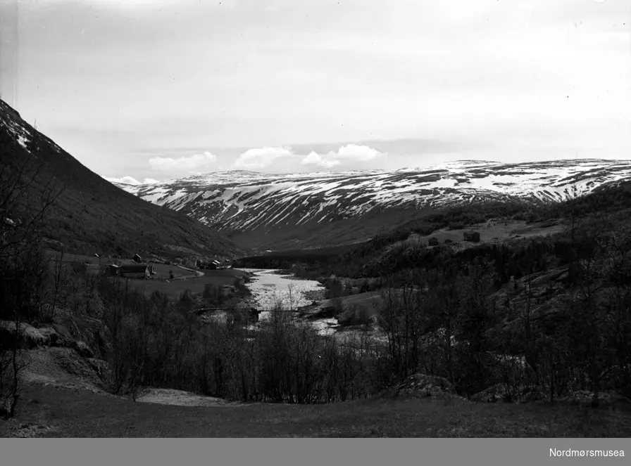 Gårder, bru, elv. Datering usikker. Fra Nordmøre museums fotosamlinger, Myren-arkivet.