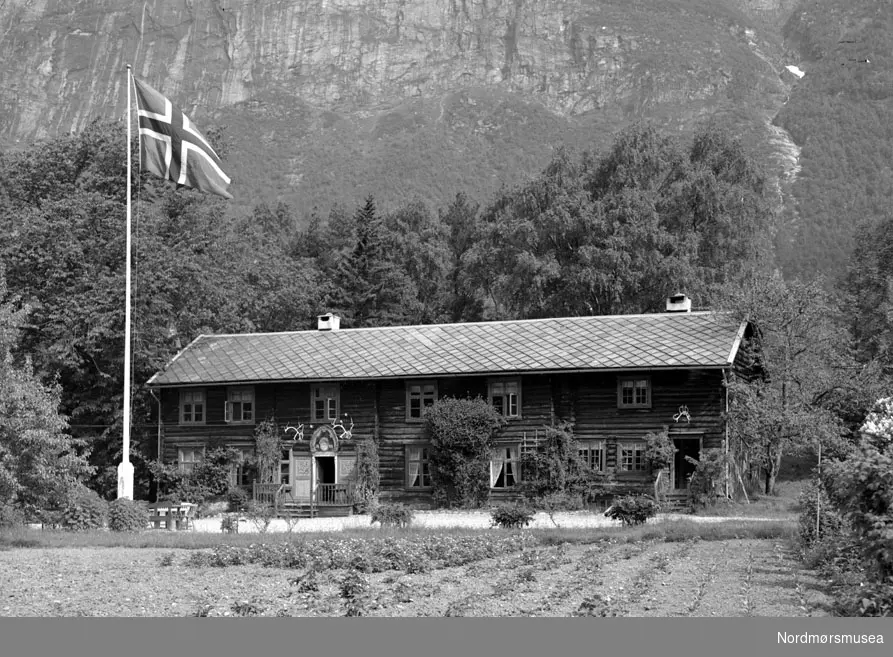 Leikvin. Konsul B. L. Heide II, Kristiansund,  kjøpte 29/1 1909 kjøper sommerstedet Leikvin i Sunndal, av Fredick Wallace Cochran for kr 9110, inkl. innbo taksert til kr 4110 (inkl. kirkekunst). Dagens kroneverdi: kr 540 000. Solgt 26/7 1935 til Sunndal museumslag for kr 5000. Dagens verdi kr: 17 000. Altså en gave på en halv million kr. Datering usikker. Fra Nordmøre museums fotosamlinger, Myren-arkivet.