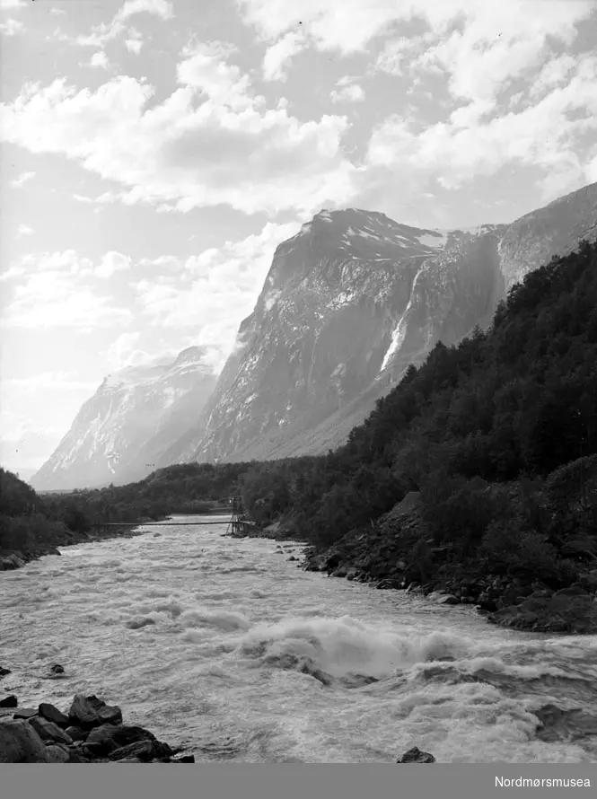 Gangbru over Driva elv? Datering usikker. Fra Nordmøre museums fotosamlinger, Myren-arkivet.