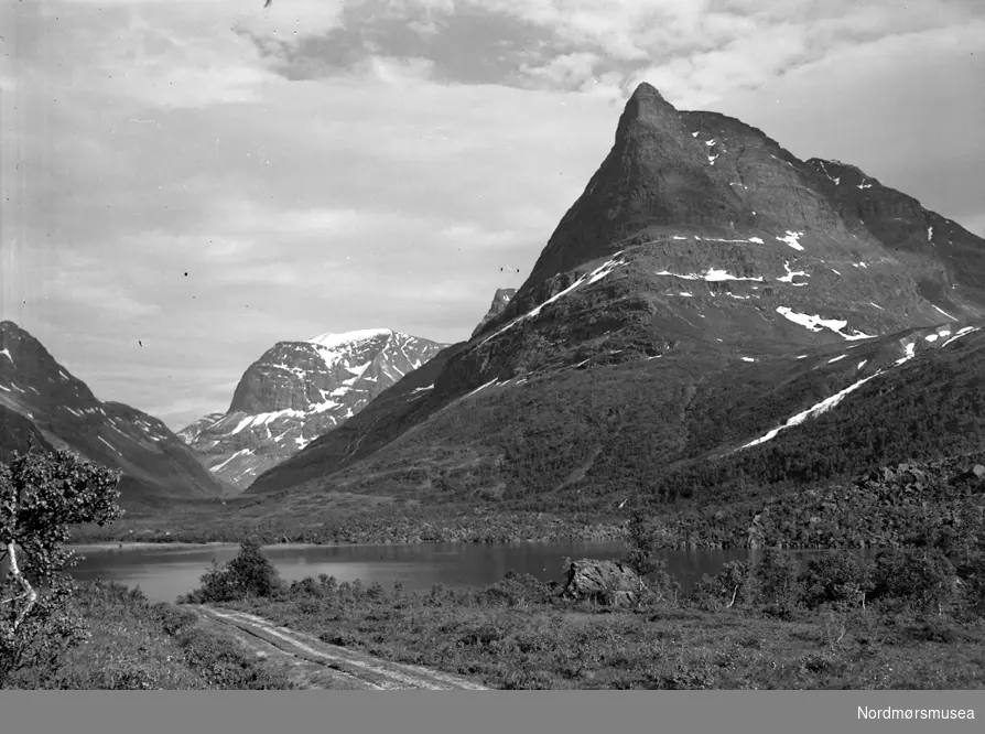 vei veg fjell vann vatn idyll - Datering usikker. Fra Nordmøre museums fotosamlinger, Myren-arkivet.