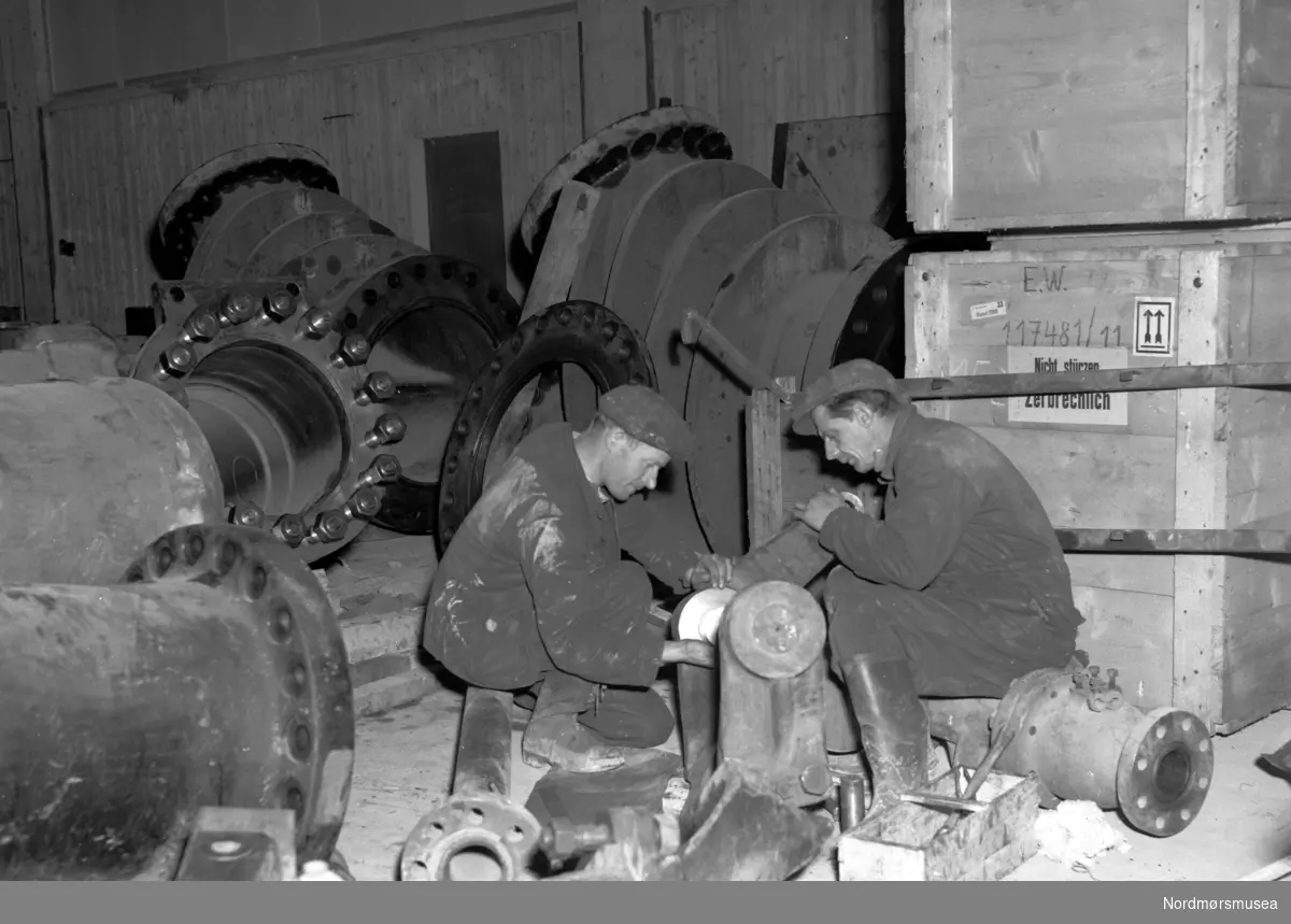 Sunndal verk? arbeidsfolk. tyske maskindeler. Fra Nordmøre museum sin fotosamling, Williamsarkivet.