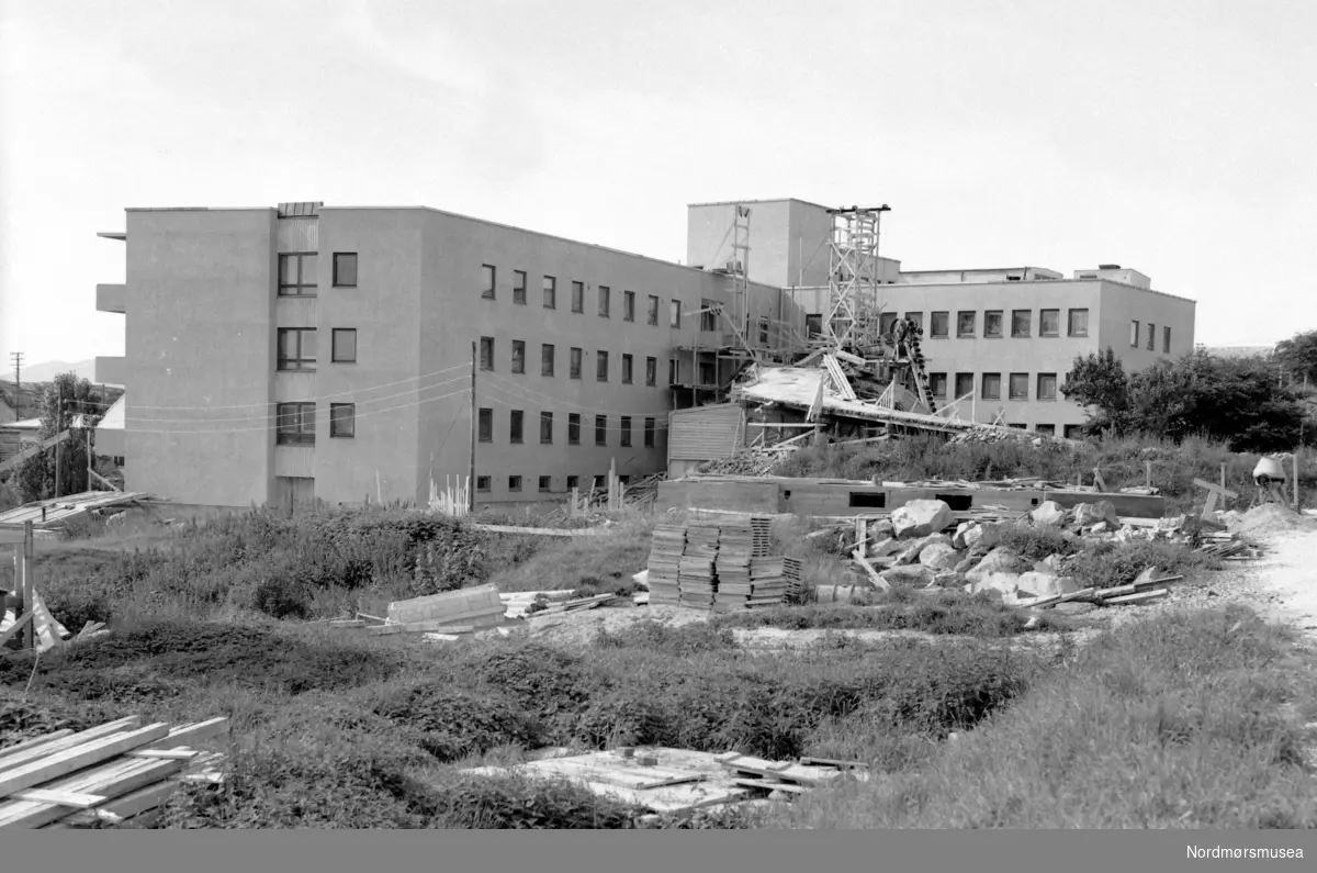 Foto fra Sykehuset på Kirkelandet i Kristiansund - her under oppføring. Fra Nils Williams fotoarkiv. Fra Nordmøre museums fotosamlinger.
