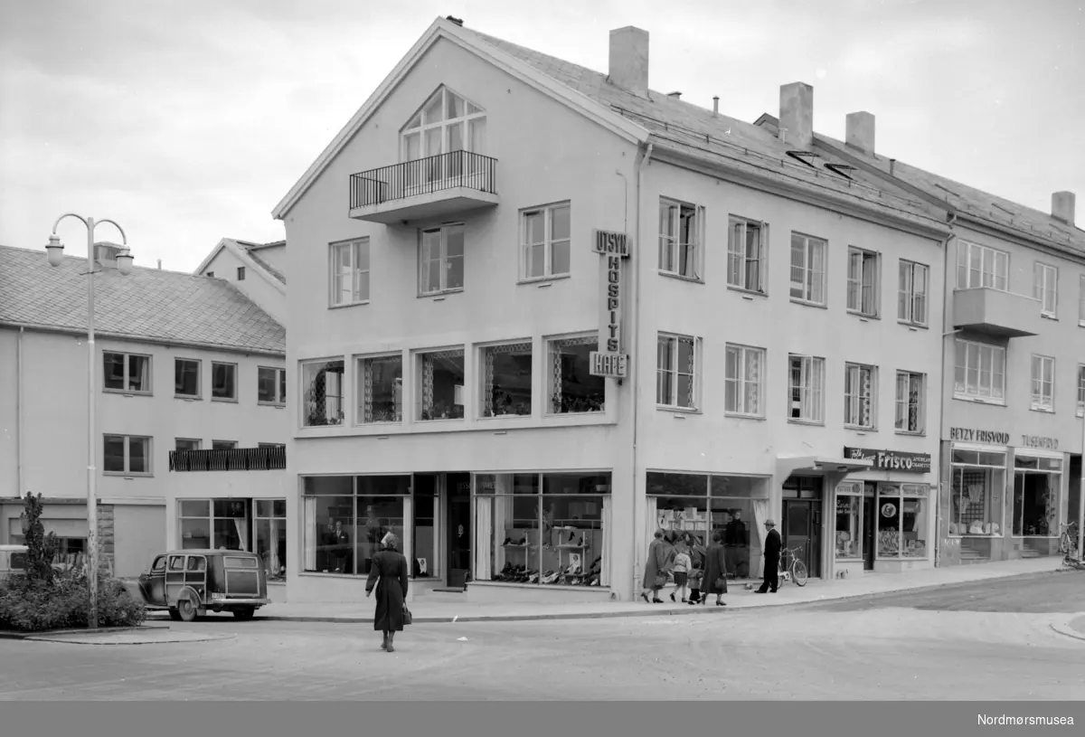 Kafe Utsyn på Kongens plass/Kaibakken på Kirkelandet i Kristiansund. Fra Nils Williams fotoarkiv. Fra Nordmøre museums fotosamlinger.
