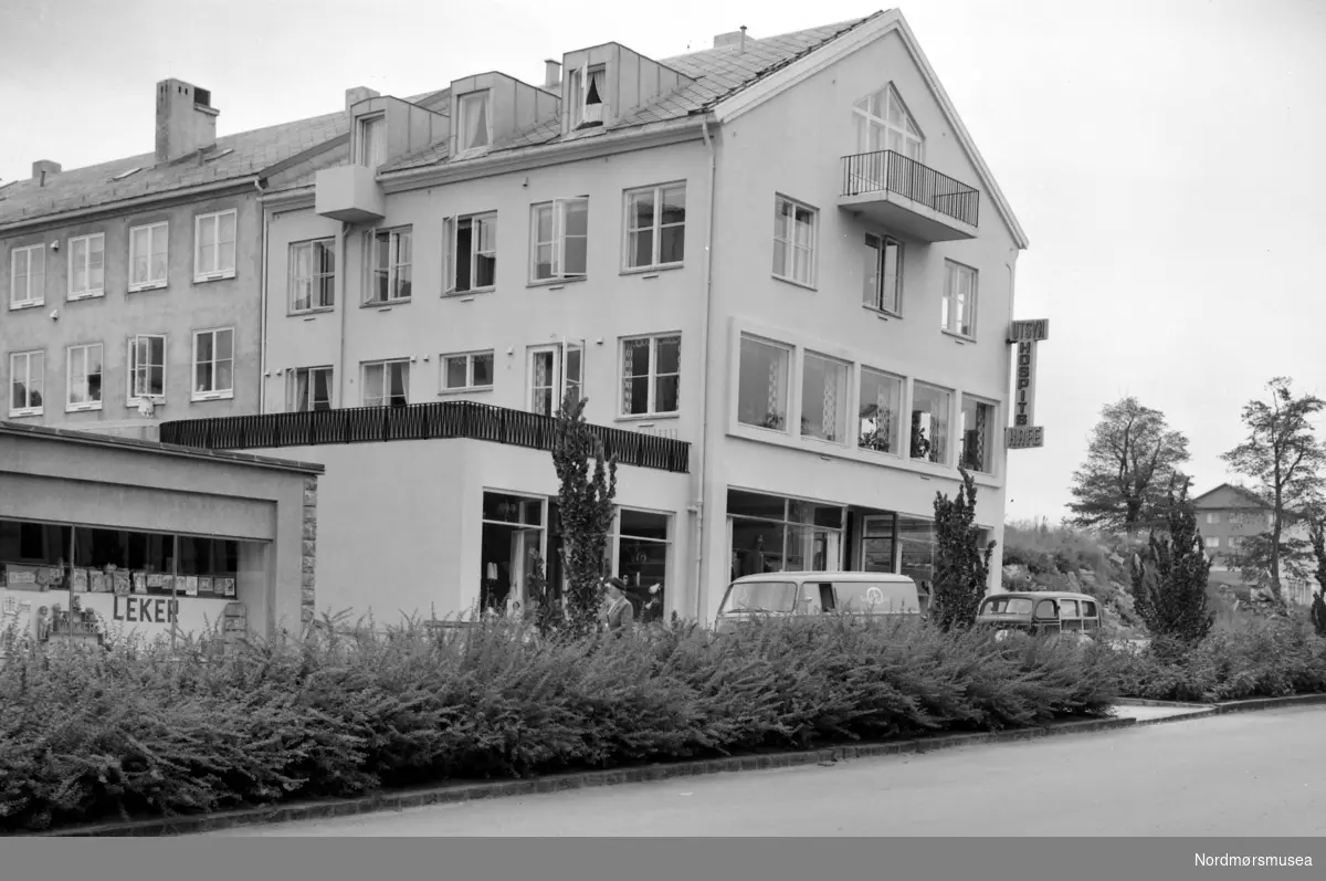 Kafe Utsyn på Kongens plass/Kaibakken på Kirkelandet i Kristiansund. Fra Nils Williams fotoarkiv. Fra Nordmøre museums fotosamlinger.
