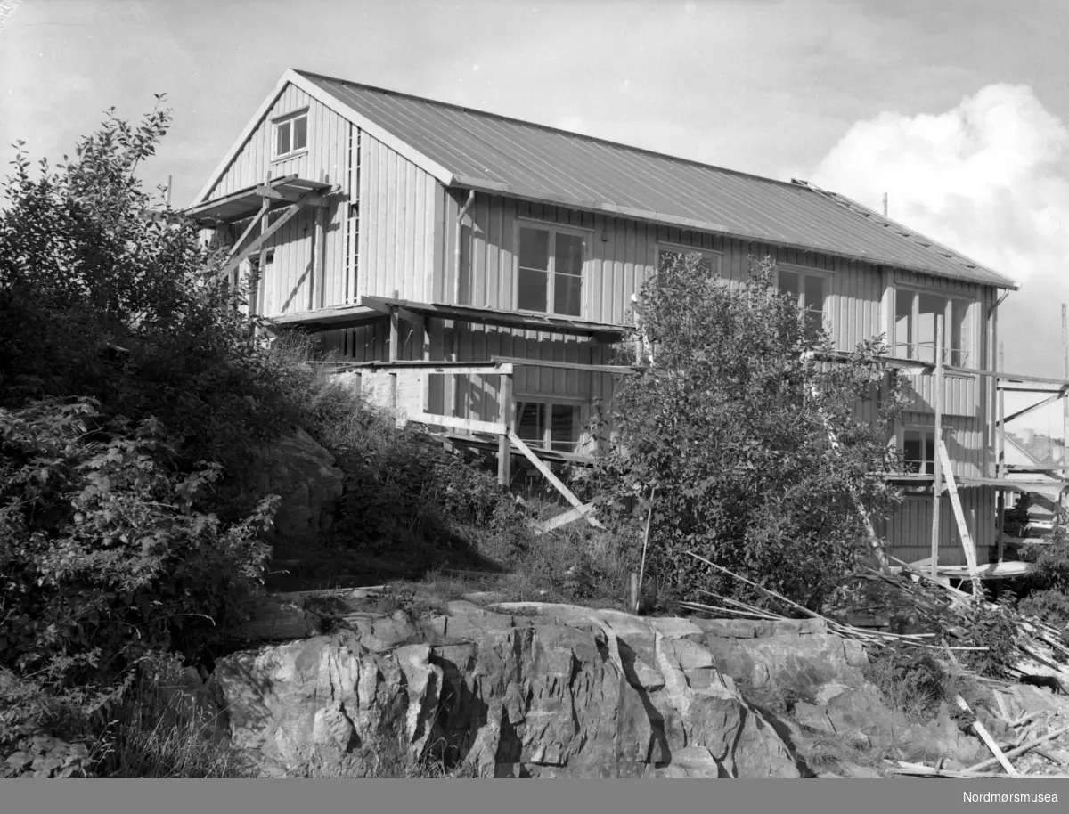 Bolighus, registrert på navnet Herman Døhlen hos fotograf Williams. Trolig fra Kristiansund kommune. Fra Nordmøre museum sin fotosamling, Williamsarkivet.
