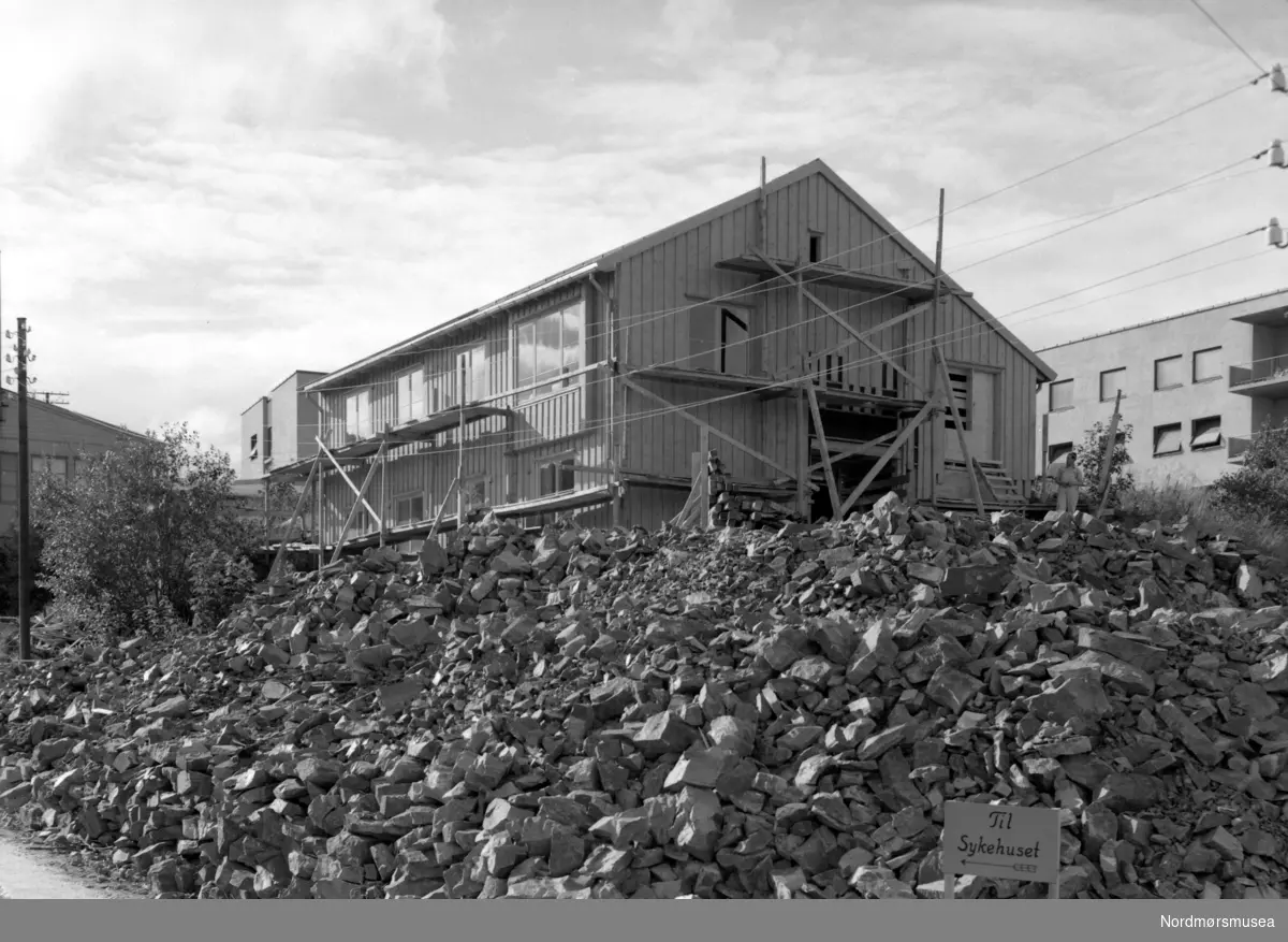 Bolighus, registrert på navnet Herman Døhlen hos fotograf Williams. Trolig fra Kristiansund kommune. Fra Nordmøre museum sin fotosamling, Williamsarkivet.
