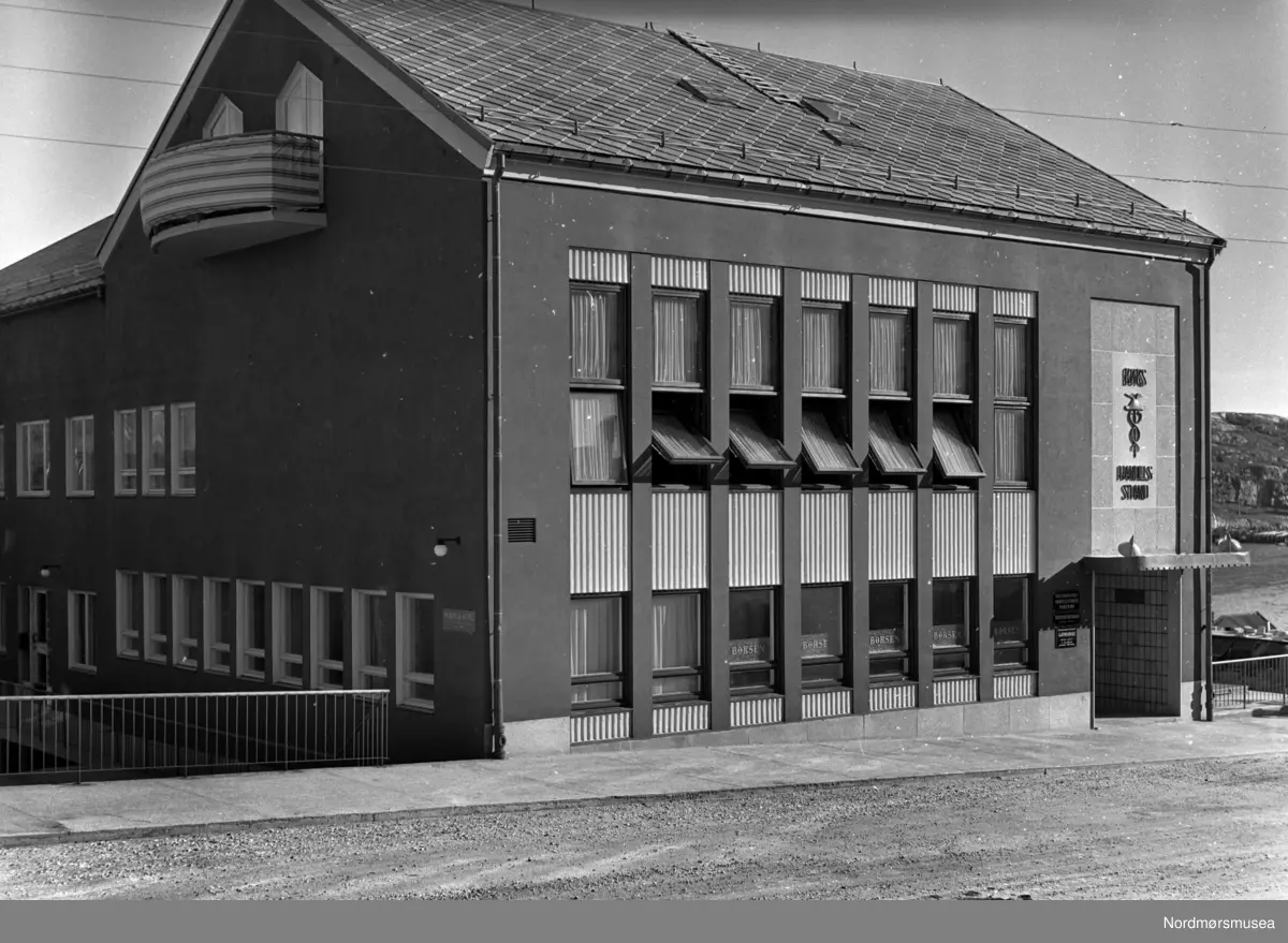 Gjennreising og innvielse av Handelens Hus i
Kristiansund..
 
Fra Nordmøre museum sin fotosamling, Williamsarkivet.
