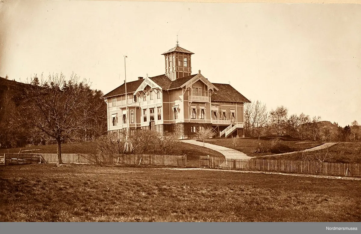 Ulleberg ved Larvik.

Lunden kloster er et katolsk kloster på Brobekk ved Linderud i Groruddalen i Oslo. Klosteret er et kvinnekloster og søstrene der er kontemplative dominikanerinner. Søsterkommuniteten har sitt utspring i et dominikanerinnekloster i Lourdes i Frankrike og ble grunnlagt av søstre derfra i 1951. 7. juni 1959 ble klosteret selvstendig (autonomt) fra moderklosteret. Selve klosterbygningene ble fullført i 1966 etter tegninger av arkitektene Gunnar og Sven Bjerke. Lunden gård ble kjøpt for private midler og gitt til klosterformål allerede før andre verdenskrig av Marie Knudtzon, men etableringen av klosteret ble forsinket av krigen. Søstrene ved Lunden kloster tilhører dominikanerordenens kontemplative gren (moniales) og står tilsluttet Fé;dé;ration Notre Dame des Pr&ecirc;cheurs som er en sammenslutning av tilsvarende klostre i Frankrike, Sveits og Norge. Pr. 2009 består kommuniteten av ni søstre fra Frankrike, Italia, Norge, Polen og Tyskland. Klosterets priorinne i flere perioder, senest fra fra 31. mars 2007, sr. Anne-Lise Strøm ble i 2008 tildelt Norske kirkeakademiers brobyggerpris.
Fra Normøre museum sin fotosamling, 




Marie Knudtzon (1879-1966) var siste direkte etterkommer etter storkonsulen Nicolay H. Knudtzon III i Kristiansund. Hennes foreldre var  NHKs bror Harald og NHKs datter Anna Knudtzon. Se Odd Williamsens bok om Knudtzon. Marie grunnla Lunden kloster (Øvre Lunden 5, 0598 Oslo) i 1951. Hennes fotosamling ble i 2010 overført til Nordmøre museum. Det eldste bildet er en daguerrotypi fra 1855. Etter storkonsulens hustru Carolines død i 1935 ble bolighusets inventar dels solgt og noe gikk i arv. NHKs datterdatter (og samtidig niese) Marie Knudtzon hentet et lastebillass med ";kostbarheter"; som seinere ble solgt i Oslo, for sammen med pengene for salget av Ulleberg gods i Larvik å finansiere Lunden katolske kloster. Deler av møblement og gjenstander unngikk på denne måten å bli ødelagt under bybrannen i 1940. Marie var et kreativt følelsesmenneske. Hun prøvde alt, fra sosietetsliv i Stockholm til usle kår i klostercella. Hun ga bort alt hun hadde, men ble lurt av svindlere ved salget av Ulleberg. Marie var opptatt av rasehunder. Hun var treskjærer, og har dekorert både Lunden kloster og St.Olavs katolske kapell på Stiklestad.   Fra Nordmøre museums fotosamling.

Fotosamlingen etter Marie Knudtzon består av ca. 350 bilder under lokalt nr KMb-2010-011.
