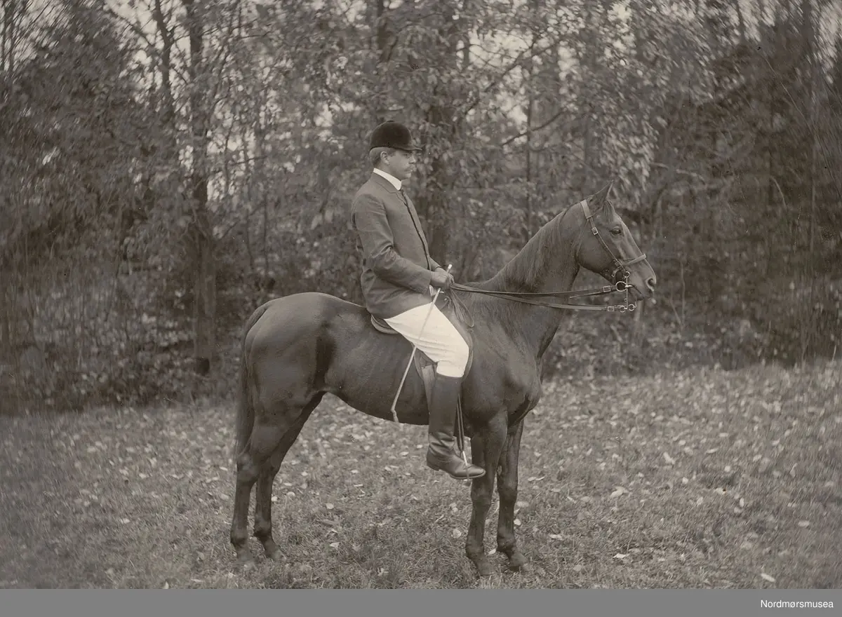Bilde fra Marie Knudtzon (1879-1966) sin fotosamling. Hun var var siste direkte etterkommer etter storkonsulen Nicolay H. Knudtzon III i Kristiansund. Marie Knudtzon brukte sin formue til å finansiere bygging av Lunden kloster i Oslo. Hennes fotosamling ble i 2010 gitt i gave til Nordmøre museum. Fotosamlingen etter Marie Knudtzon består av ca. 350 bilder under lokalt nr KMb-2010-011. Se bilde nr KMb-2010-011.0001 for mer biografi. Fra Normøre museum sin fotosamling,
