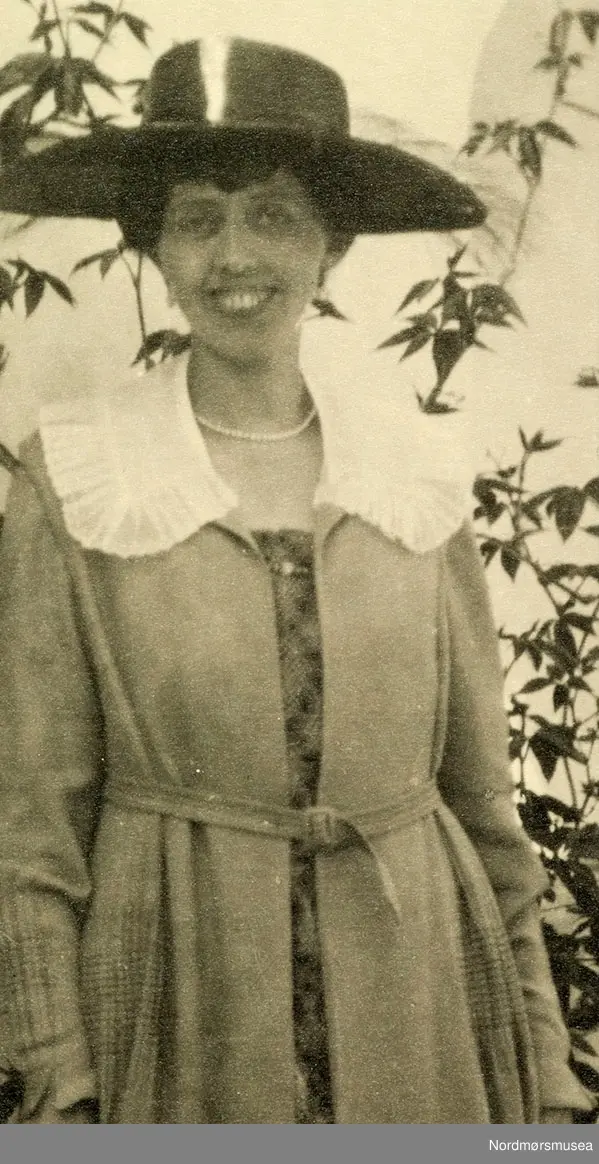 
Bilde fra Marie Knudtzon (1879-1966) sin fotosamling. Se bilde nr KMb-2010-011.0001 for mer biografi. Fra Nordmøre museum sin fotosamling.
