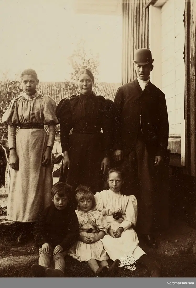 tjenerfamilie på Ulleberg?
 Bilde fra Marie Knudtzon (1879-1966) sin fotosamling. Se bilde nr KMb-2010-011.0001 for mer biografi. Fra Nordmøre museum sin fotosamling.
